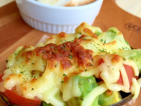 クリーミーなアボカド&トマトの簡単ココット